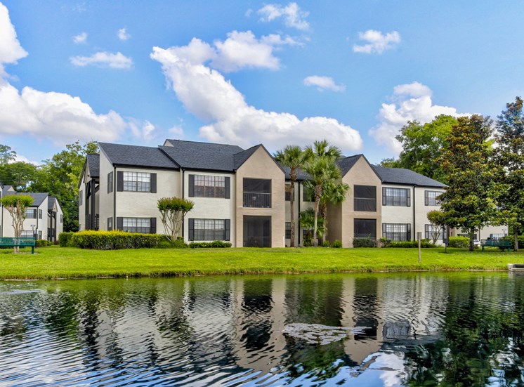 Pond and exterior at Cypress Run Apartments in Orlando
